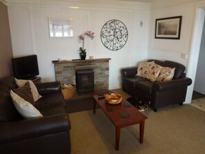 Una Smart TV, una chimenea, una mesa de tenis de mesa, libros