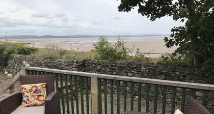 Beachside Cottage Idyllic Situation, Stunning Views Over Morecambe Bay & Lakes.