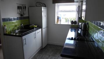 Een koelkast, een magnetron, een oven, een kookplaat