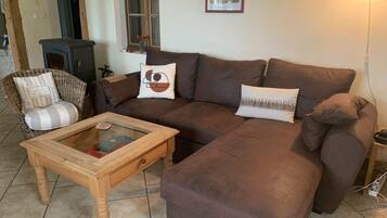 Smart TV, caminetto, lettore DVD, libri