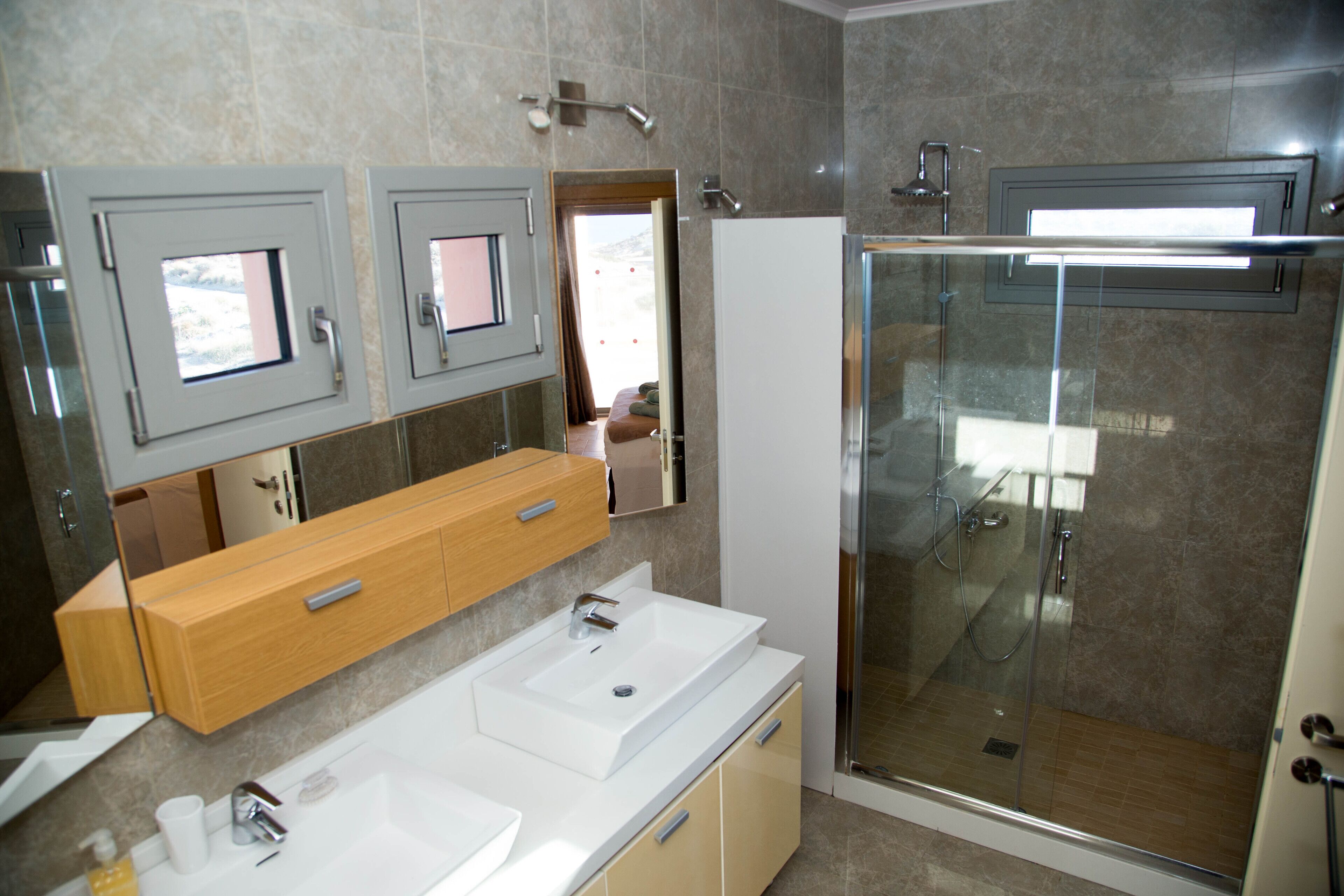 Douche, sèche-cheveux, serviettes fournies