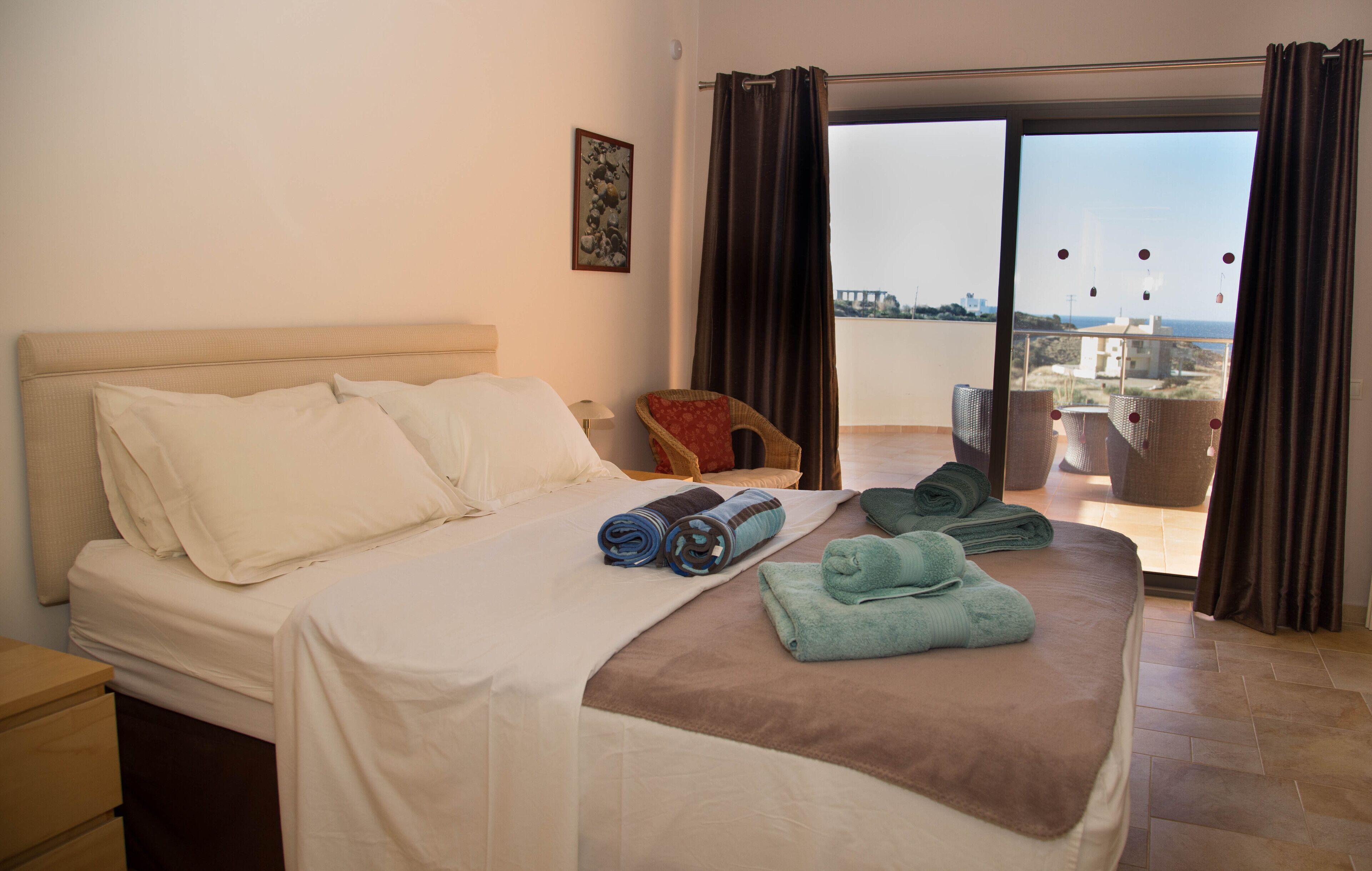 4 sovrum, värdeförvaringsskåp på rummet och skrivbord