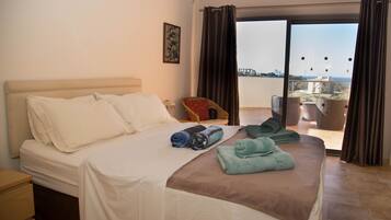 4 chambres, coffres-forts dans les chambres, bureau