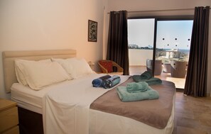 4 soverom, safe på rommet, skrivebord og strykejern/-brett