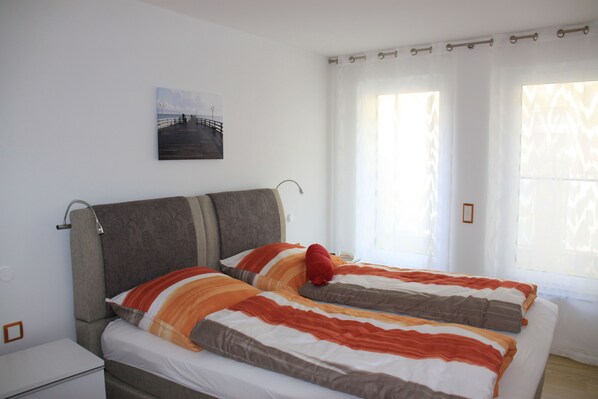2 chambres, fer et planche à repasser, lit de bébé portatif