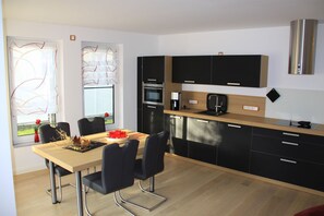 Réfrigérateur, four à micro-ondes, un four, surface de cuisson