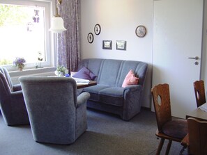 Een televisie, boeken en een stereo