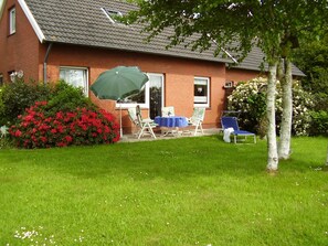 Terrace/patio - Relaxing vacation & family fun - holiday home with garden, WiFi and much more! (Neuharlingersiel)