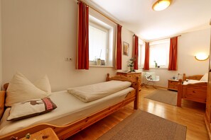 2 slaapkamers, een strijkplank/strijkijzer, reisbedje, gratis wifi