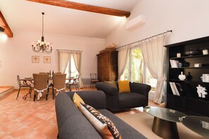 电视、壁炉、乒乓球、书