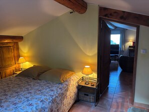 4 chambres, bureau, fer et planche à repasser, lit de bébé portatif