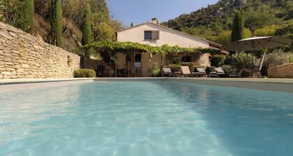 A little bit of paradise in a magnificent environment, heated swimming pool