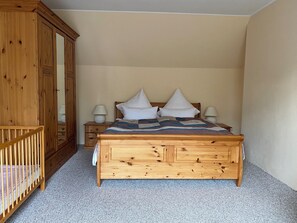 3 bedrooms, desk, iron/ironing board, travel crib