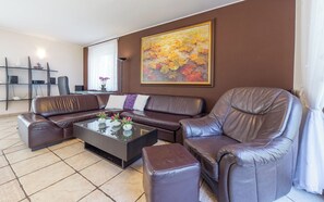 Smart TV, fireplace, DVD player, books