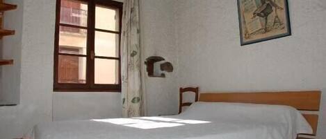 2 chambres, fer et planche à repasser, draps fournis