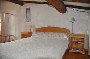 2 slaapkamers, een strijkplank/strijkijzer, beddengoed