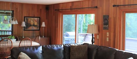 Älytelevisio, takka, pöytäjalkapallopöytä