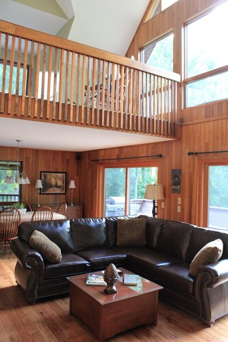 Secluded Luxury Mountain Chalet near downtown Fayetteville