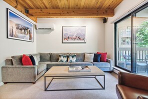 Smart TV, DVD player, stereo - The Gant Luxury 2BR-2BA  Suite (Aspen)