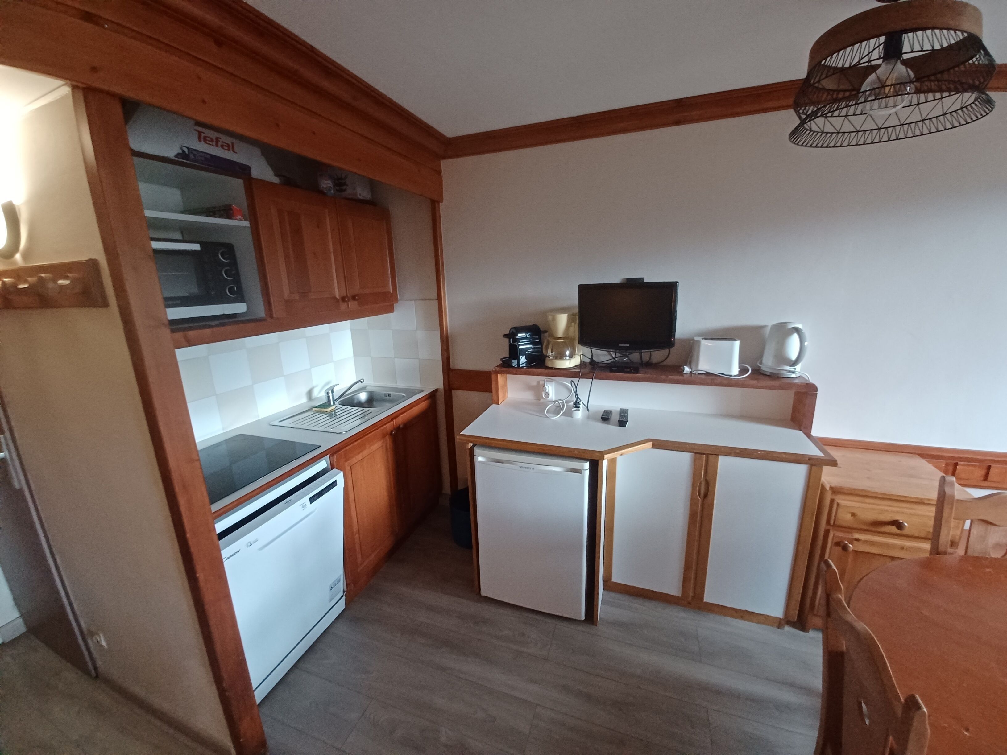 Coffee/tea maker, fridge, oven, stovetop