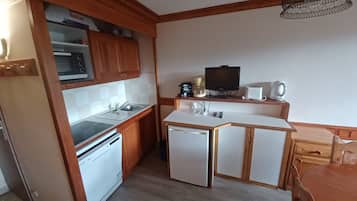 Coffee/tea maker, fridge, oven, stovetop
