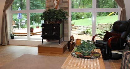 LARGE Guest Suite w/private entrance, deck, and firepit, Sleeps 4, 3 queen beds