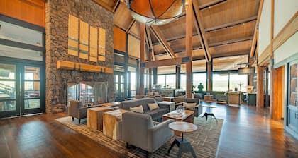 Luxury 7 BR Home / SUMMER DISCOUNTS! / Hot Tub / SHARC / AC / Wi Fi / Sleeps 20
