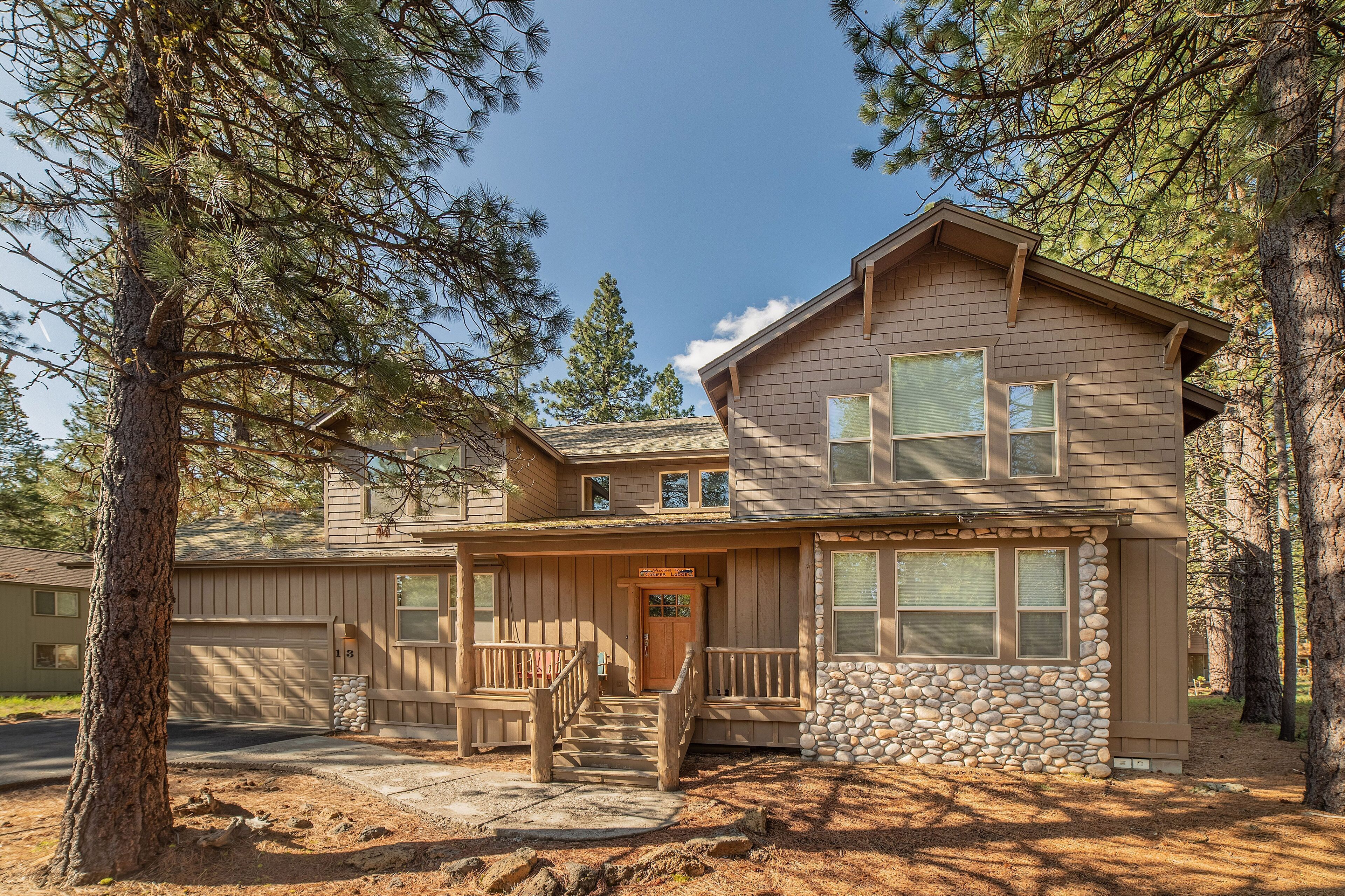 Luxury 7 BR Home / Best Rates! / Hot Tub / SHARC / AC  / Wi Fi  / Sleeps 20