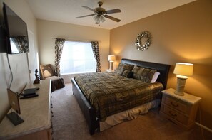 6 soverom, skrivebord, strykejern/-brett og reiseseng for barn