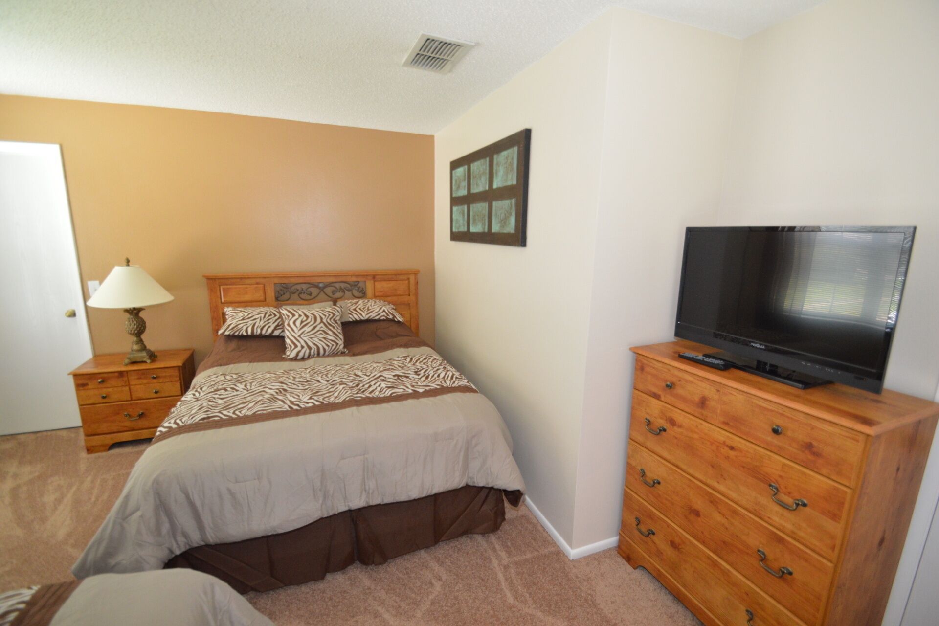 Family bedroom 5 - Two US Queen beds, 32' LED TV, wifi - sleeps 4