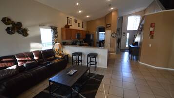 TV connectée, cheminée, jeux vidéo, lecteur de DVD