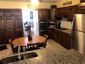 Refrigerador, microondas, horno, placa de cocina