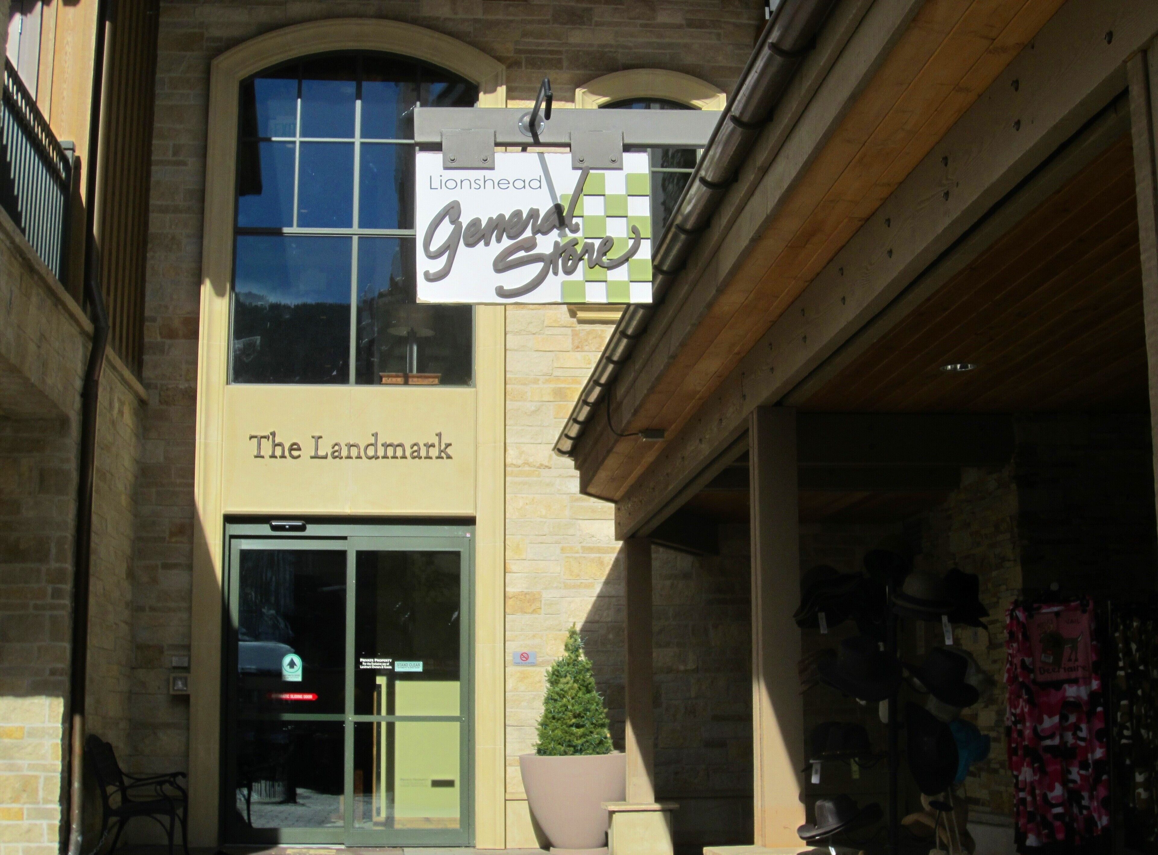 Un edificio con un letrero que dice "The Landmark" y "Lionshead General Store".