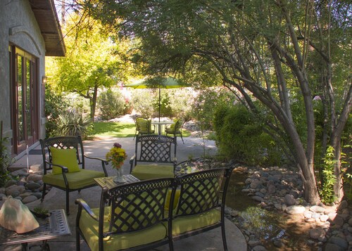 STUNNING ULTRA-CONTEMPORARY, PETS YES, DWTN GUESTHOUSE, IN HISTORIC NEIGHBORHOOD