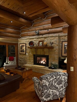 Fernseher, Kamin, Stereoanlage