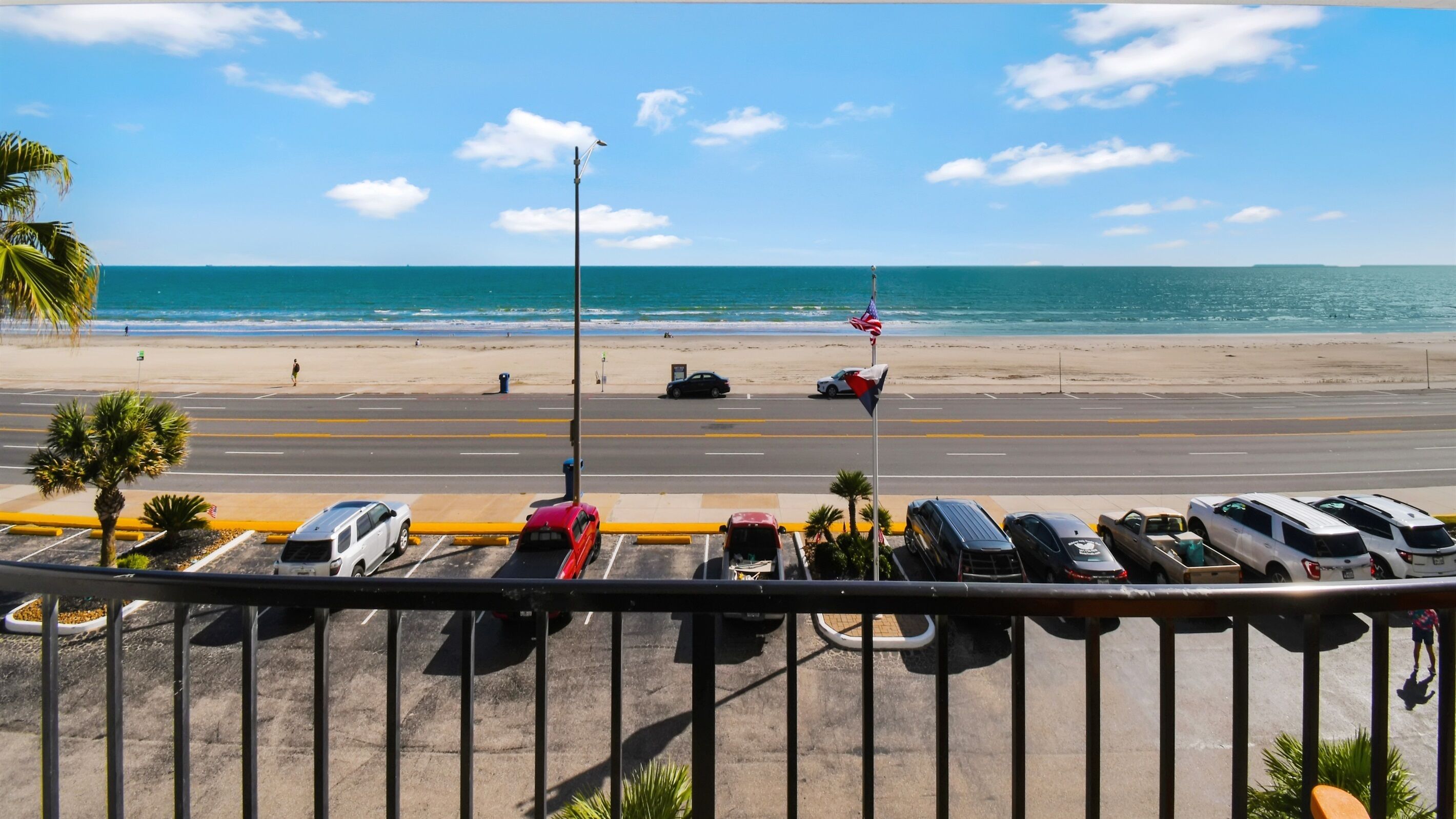2BR Oceanfront 3rd-floor/Babe’s Beach access/oversized balcony/refreshing pool