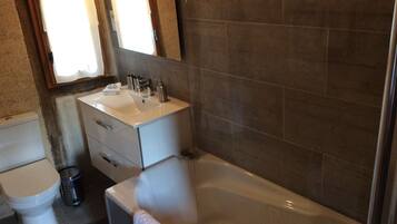 Comfort Double Room, Private Bathroom, Vineyard View | Bathroom