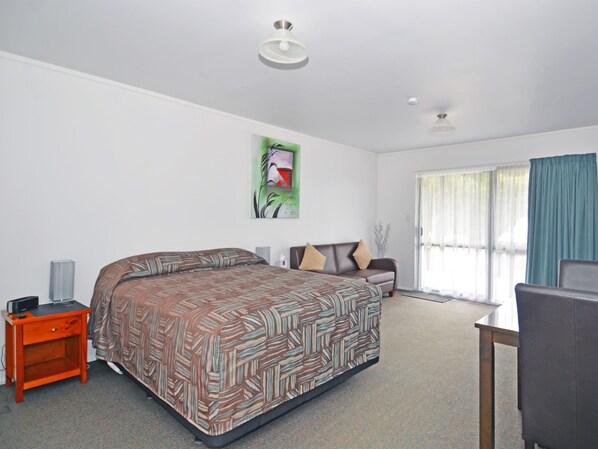 Chambre Supérieure, 1 grand lit | Espace de travail pour ordinateur portable, Wi-Fi gratuit, draps fournis