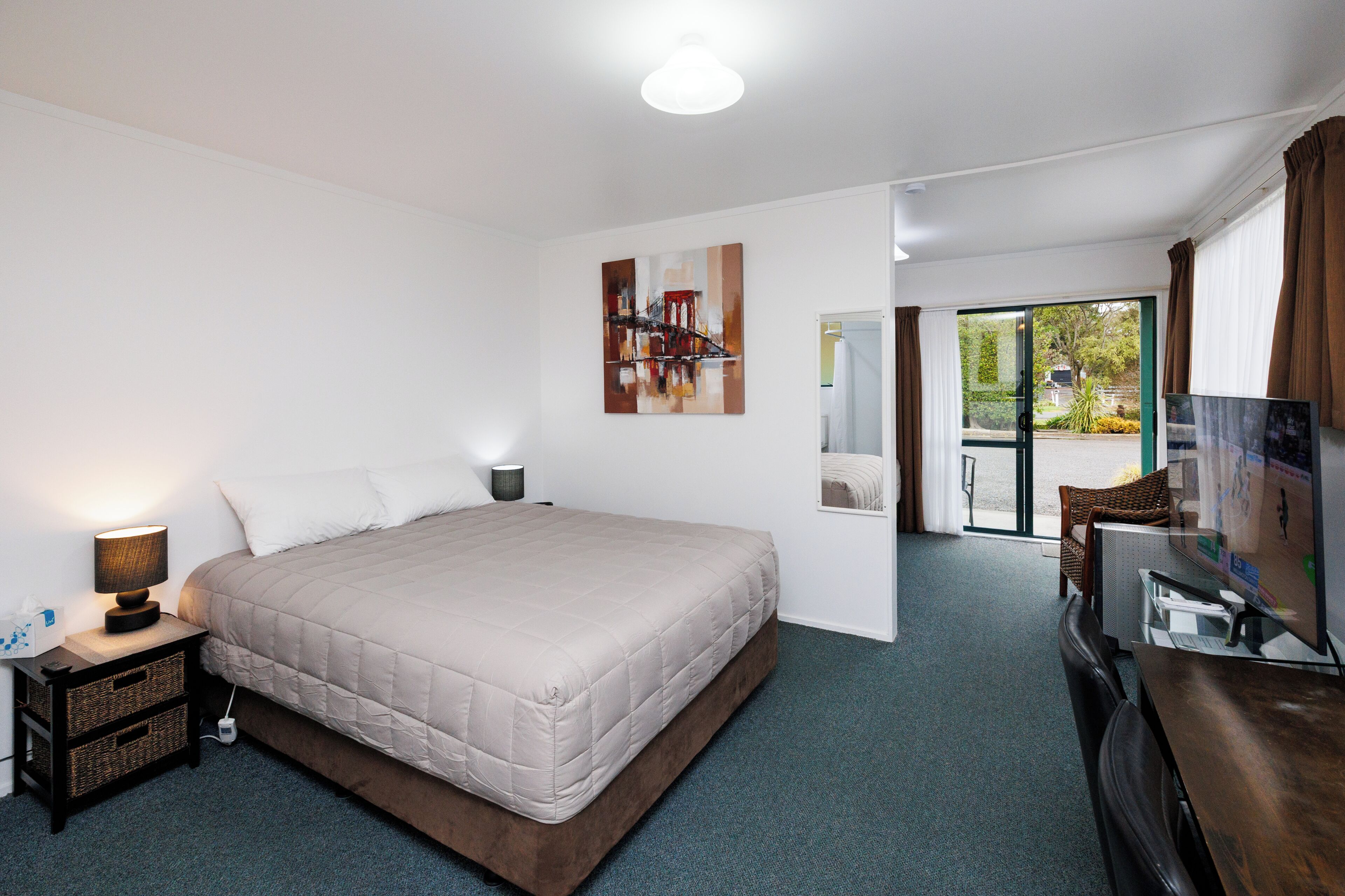 Premium Unit | Laptop workspace, free WiFi, bed sheets