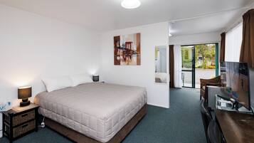 Premium Unit | Laptop workspace, free WiFi, bed sheets