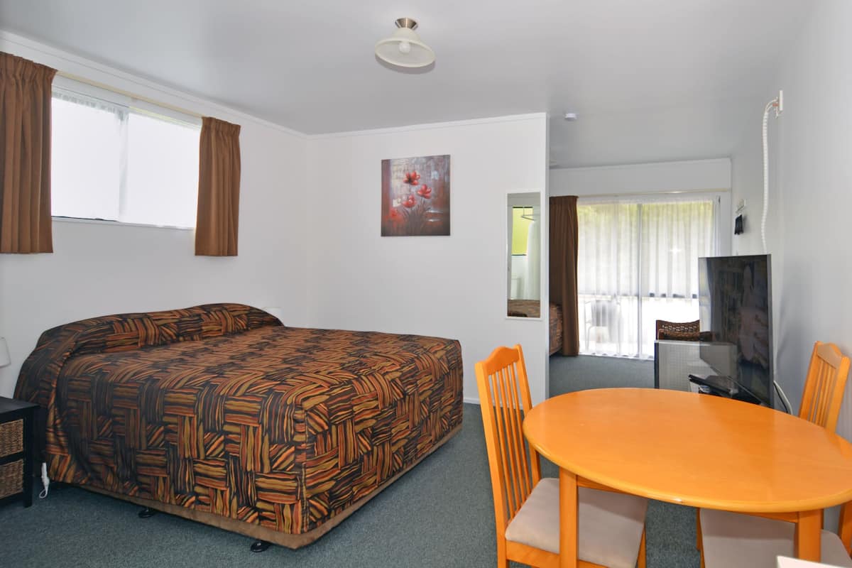 Laptop workspace, free WiFi, bed sheets
