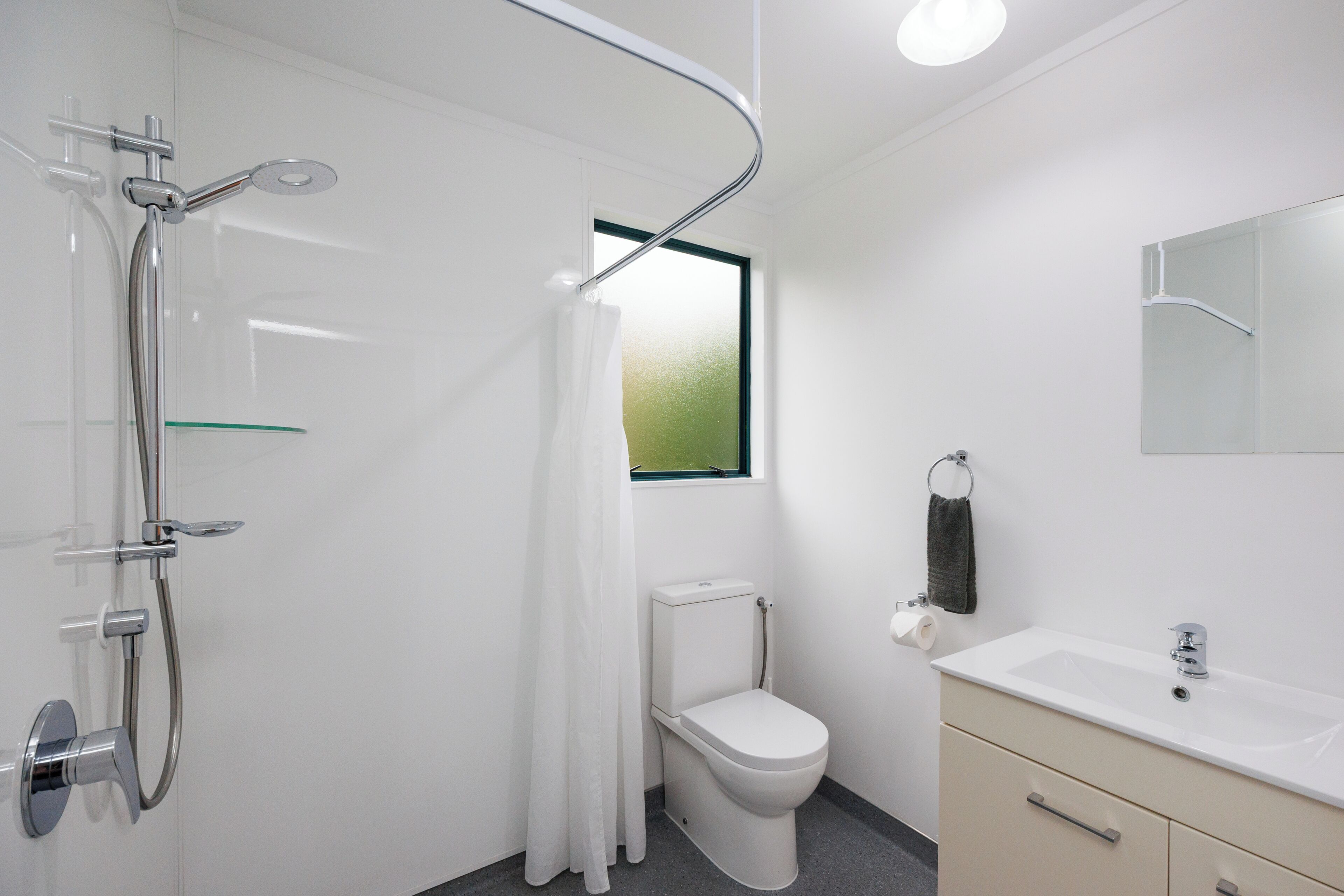 Premium-Zimmer, Mehrere Betten | Badezimmer | Dusche, umweltfreundliche Kosmetikartikel, Haartrockner, Handtücher