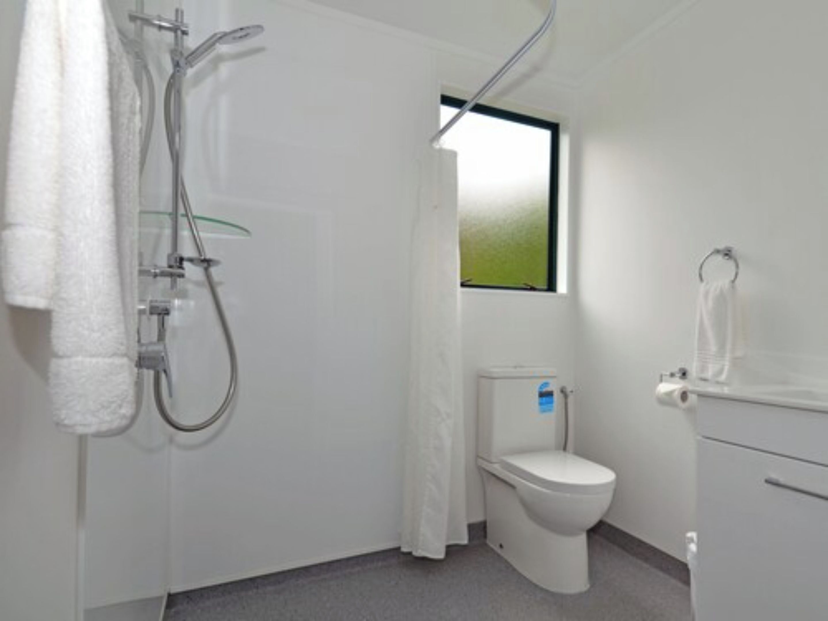 Habitació prèmium, diversos llits | Bany | Dutxa i articles de tocador respectuosos amb el medi ambient 