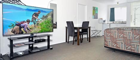 Chambre supérieure, 1 grand lit | Espace de travail pour ordinateurs portables, accÚs au Wi-Fi (inclus)