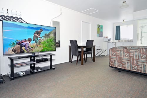 Superior Spacious Studio | Laptop workspace, free WiFi, bed sheets