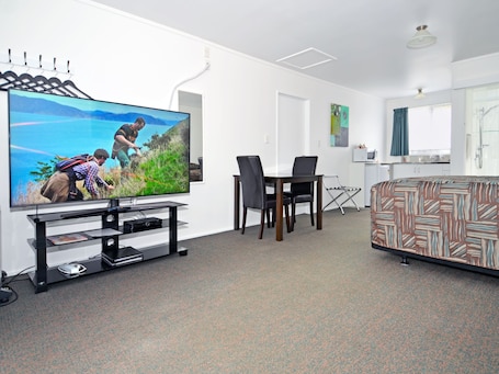 Superior Spacious Studio | Laptop workspace, free WiFi, bed sheets