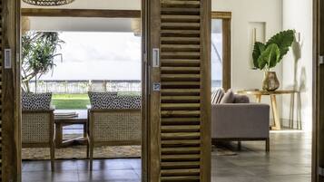 5-Bedroom Villa with Private Pool | Area keluarga | TV layar datar