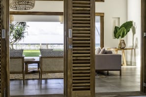 5-Bedroom Villa with Private Pool | 起居区 | 平板电视