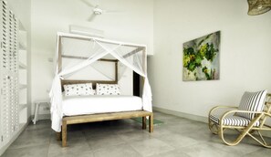 5 عدّة غرف نوم وخزنة داخل الغرفة وستائر تعتيم ومكواة/لوح كي