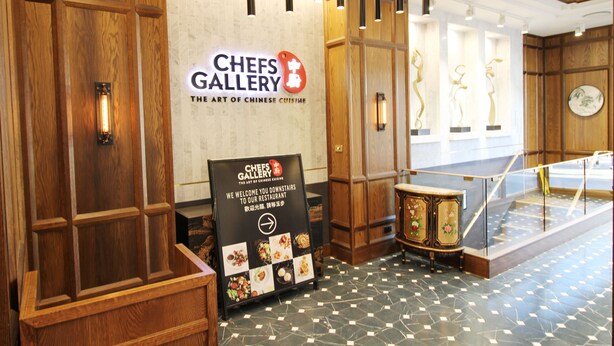 Ein hölzerner Empfangstresen mit einem Schild für die Chefs Gallery, ein Restaurant.